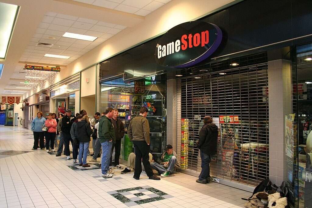 Nell'immagine un negozio della catena di videogiochi GameStop. Davanti una fila di clienti