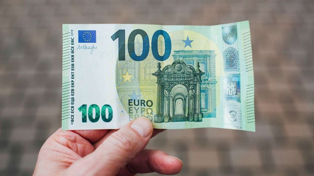 Un uomo tiene in mano 100 euro