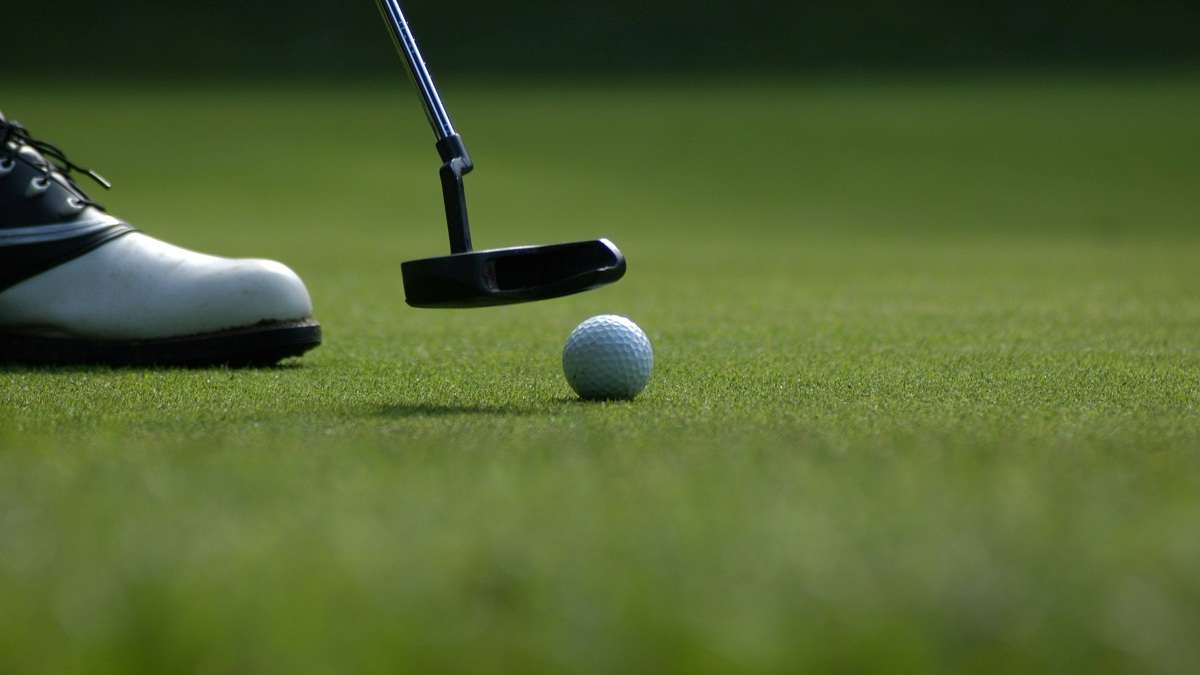 Un golfista in campo