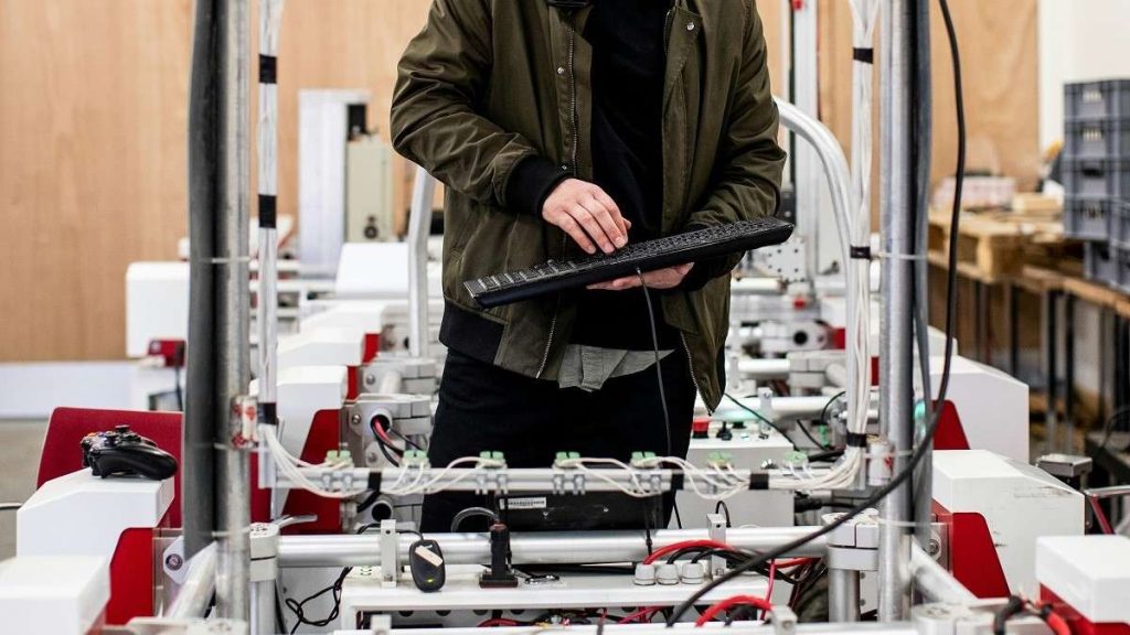 Un ingegnere elettrotecnico al lavoro