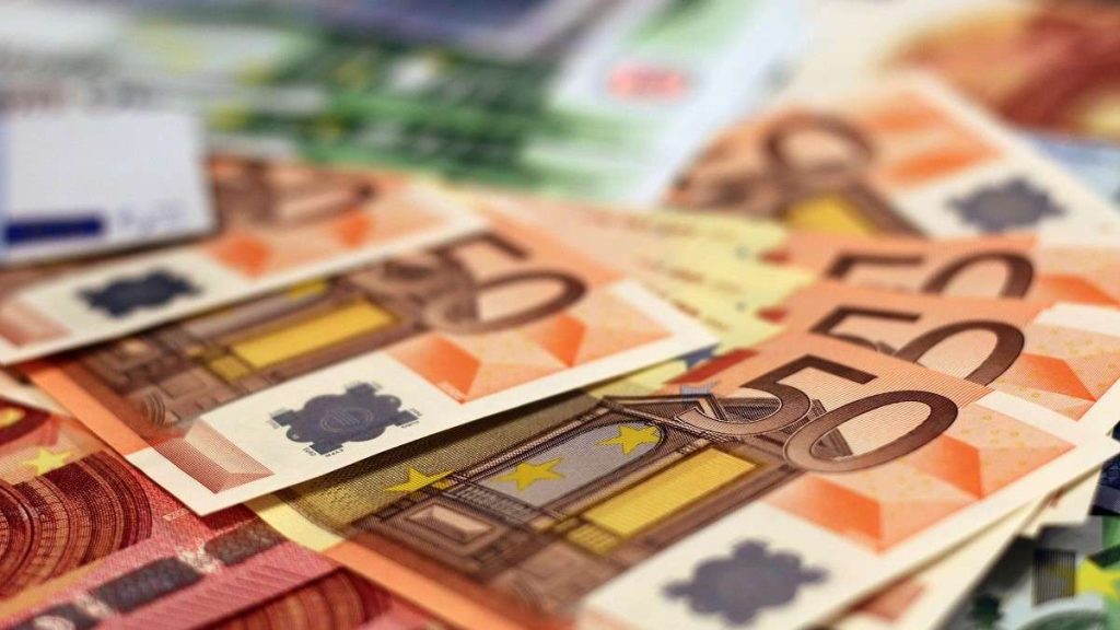 Una serie di banconote da 50 e 100 euro