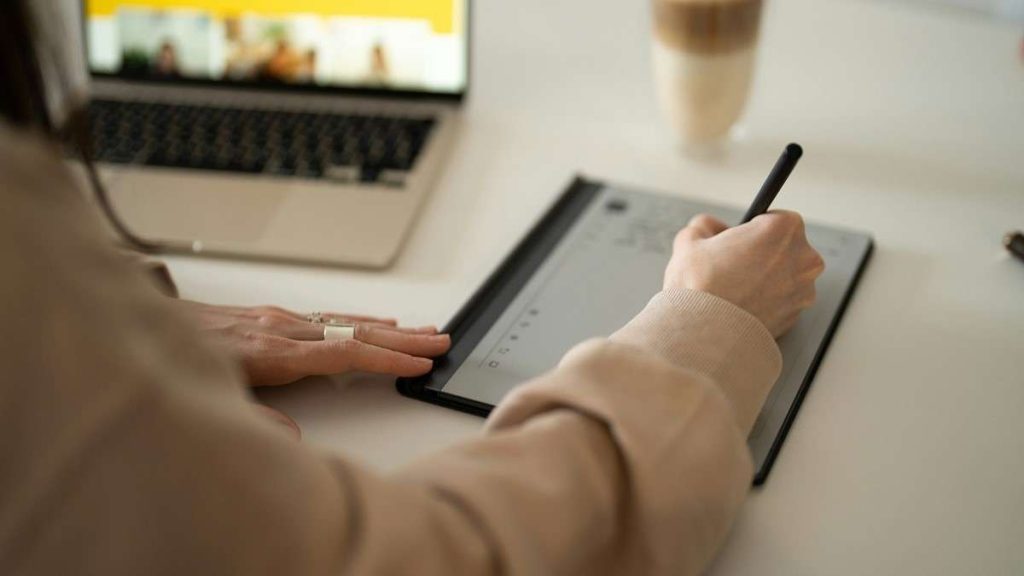 Una giovane portfolio professional al lavoro