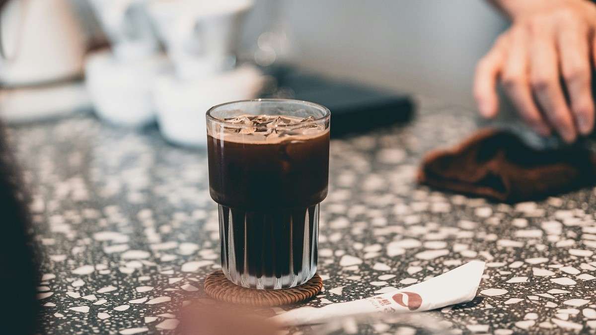 Un bicchiere di cola con ghiaccio
