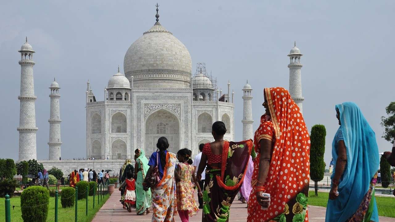 India: S&P conferma il rating, ma alza l'outlook a positivo