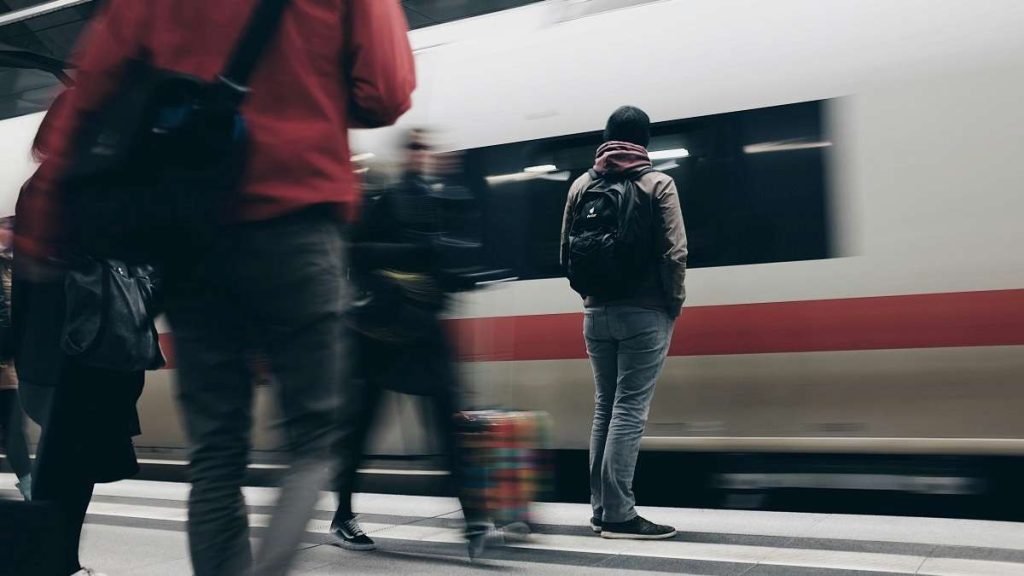 Passeggeri prendono il treno
