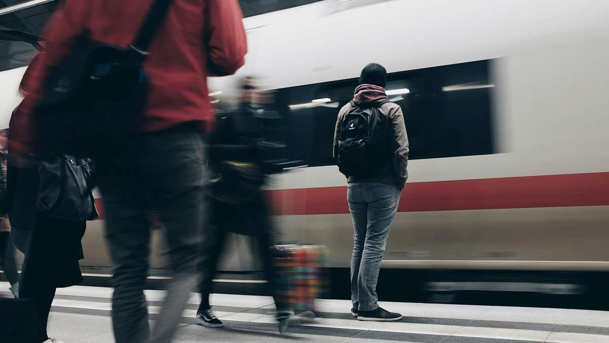 Passeggeri prendono il treno