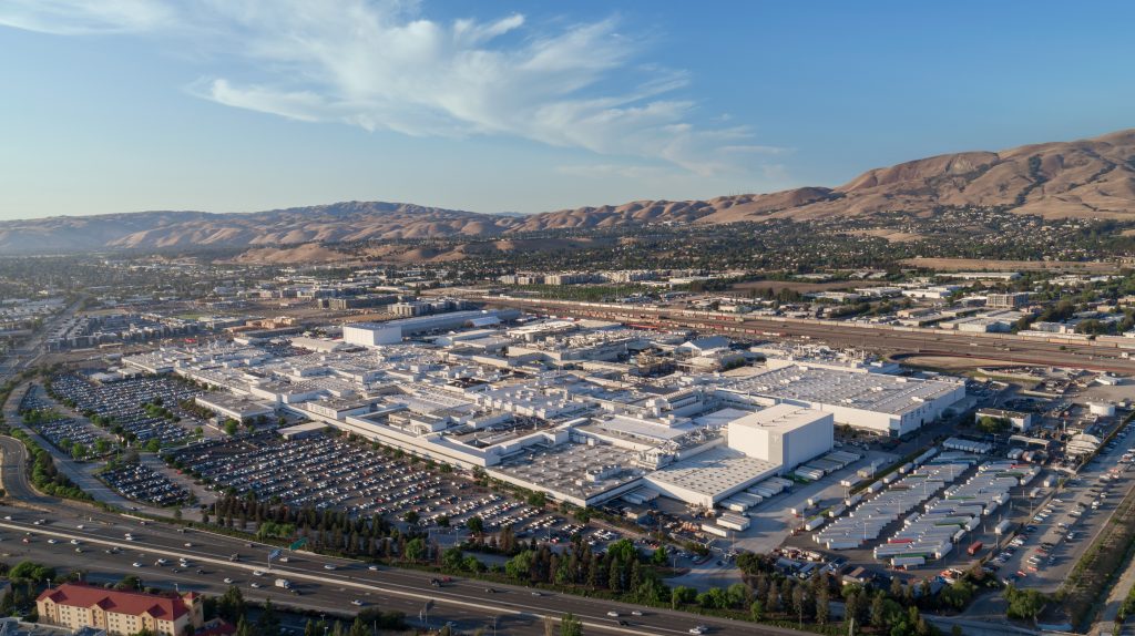 Una fotografia scattata da un drone della fabbrica Tesla di Freemont