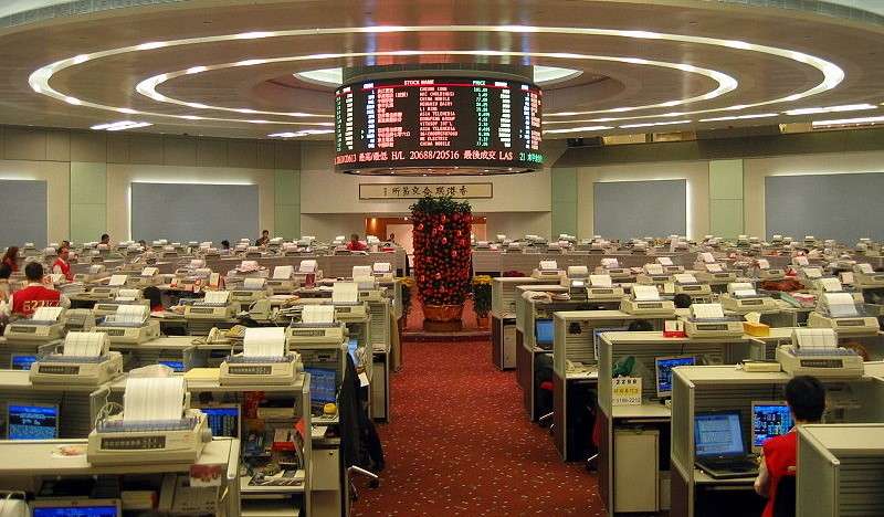Azioni: UBS alza il target, Morgan Stanley punta sulle large cap