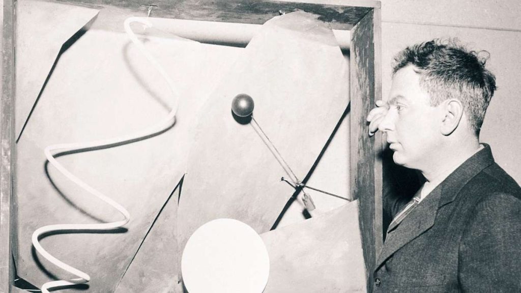 Alexander Calder con una delle sue opere, Mariposa