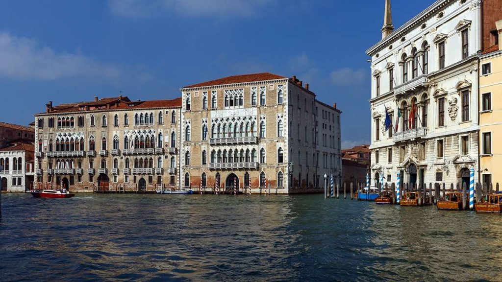 La facciata sul Canal Grande dell'Università Ca' Foscari Venezia