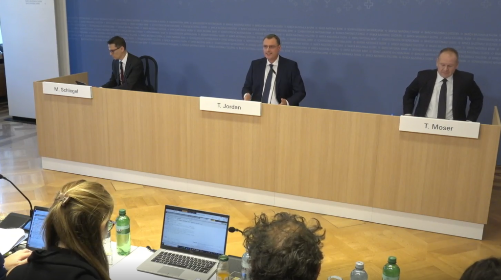La conferenza stampa del presidente della BNS Thomas Jordan dopo la decisione di tagliare i tassi di interesse