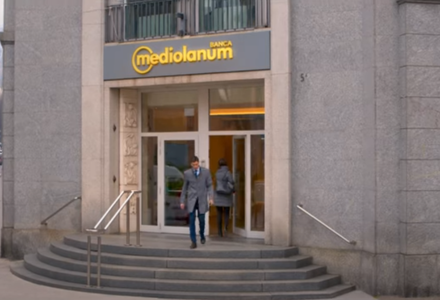 L'ingresso di una filiale di Banca Mediolanum