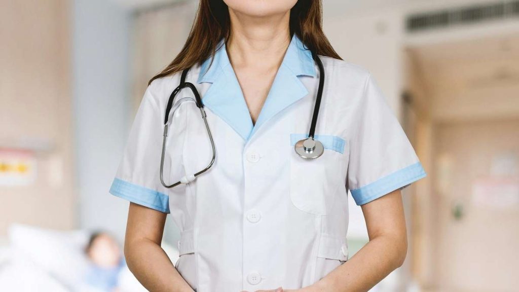 Una dottoressa in camice e con lo stetoscopio