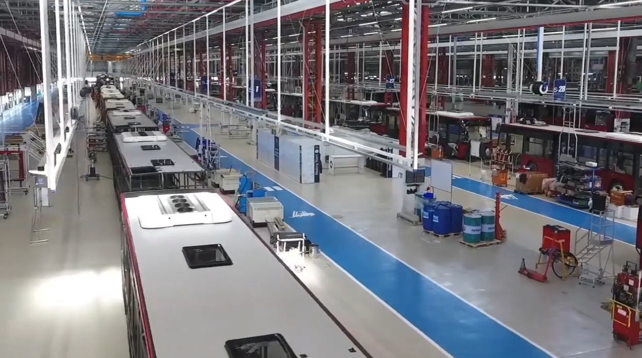 Una catena di montaggio dell'industria italiana autobus