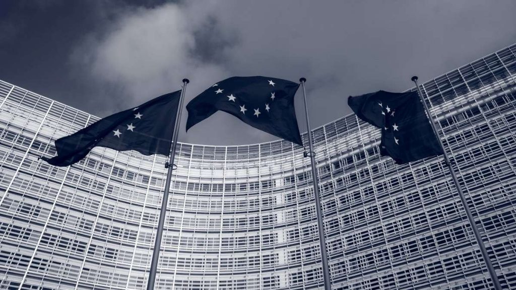 Tre bandiere dell'Unione europea a Bruxelles