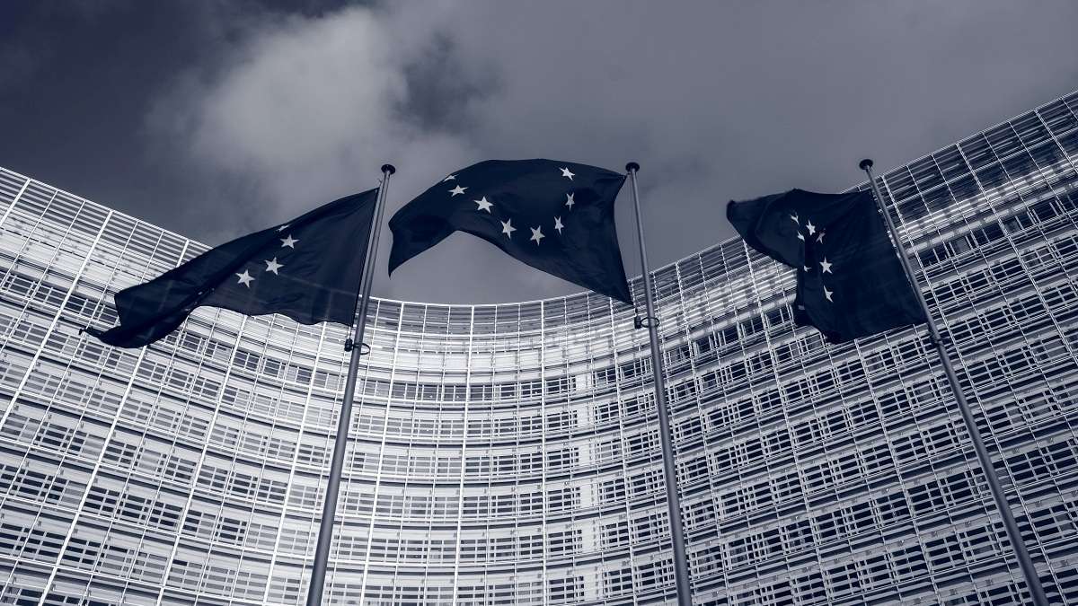 Tre bandiere dell'Unione europea a Bruxelles