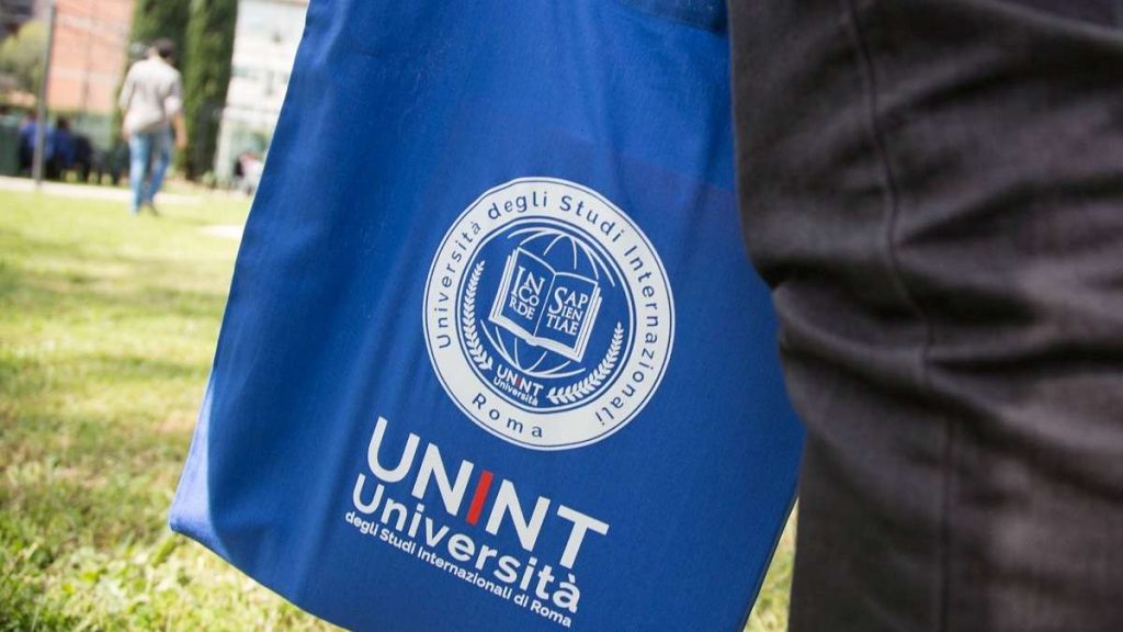 Una borsa di UNINT - Università degli Studi Internazionali di Roma
