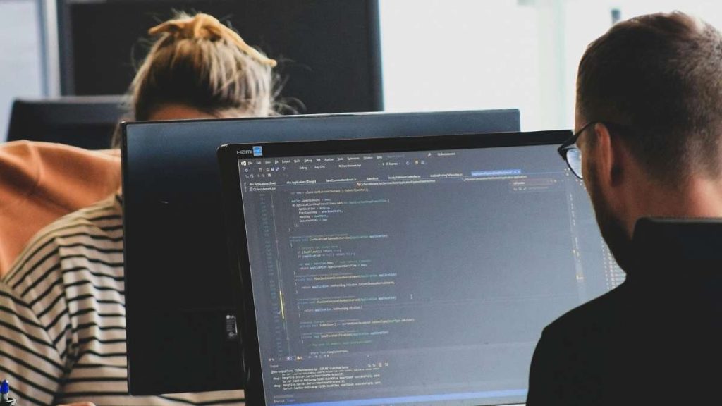 Una coppia di business analyst al lavoro