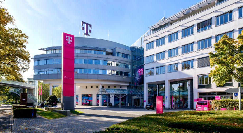 Deutsche Telekom: il governo vende il 2,2% delle azioni per 2,5 miliardi