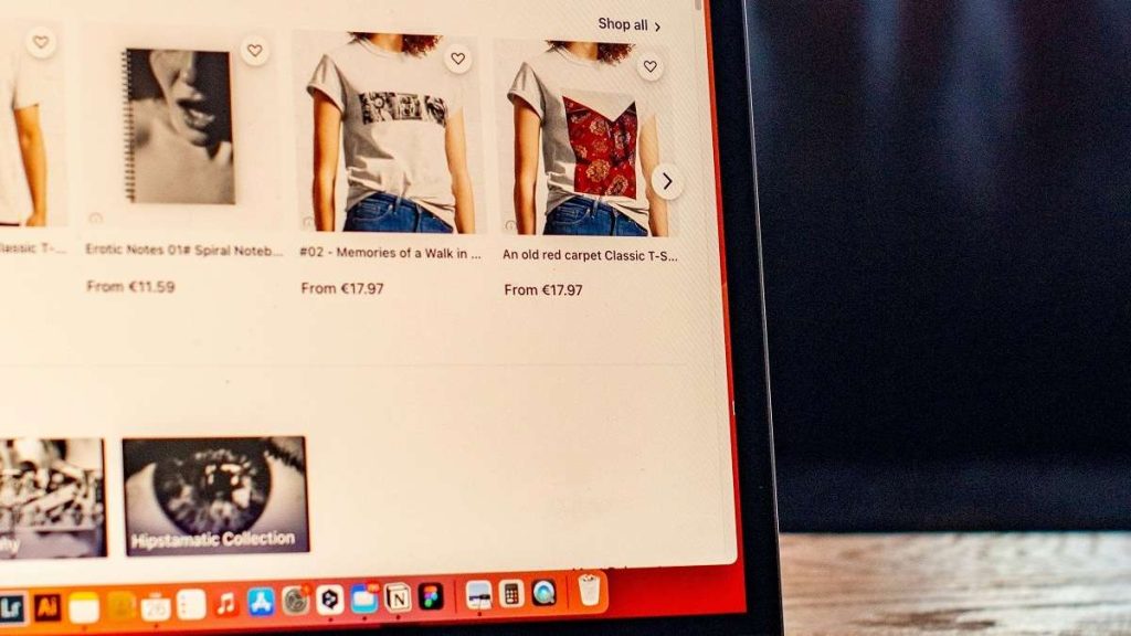 Un utente fa shopping online con il suo portatile