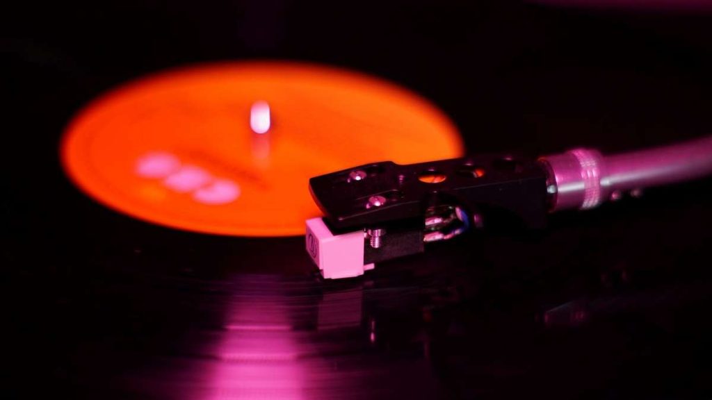 Un vinile sul piatto