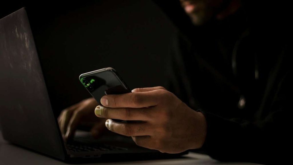 Un truffatore procede al vishing via telefono