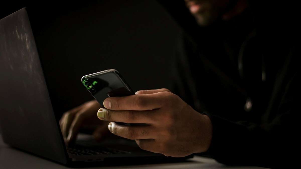 Un truffatore procede al vishing via telefono