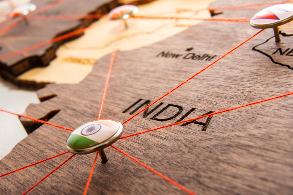 L'immagine mostra una carta geografica con l'India in primo piano, segnata anche da uno spillo con la bandiera indiana