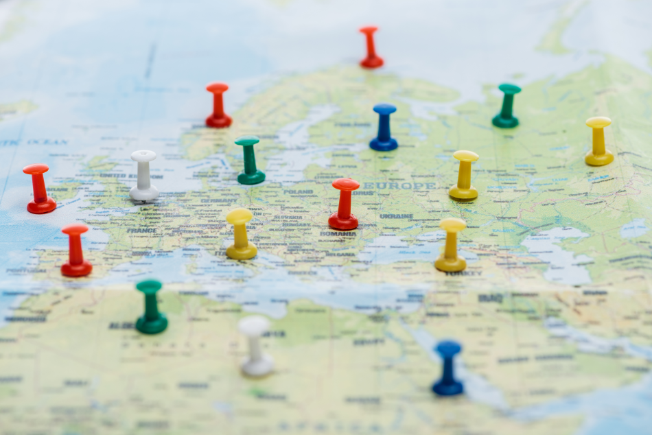 Una mappa dell'Europa costellata di segnapunti di diverso colore