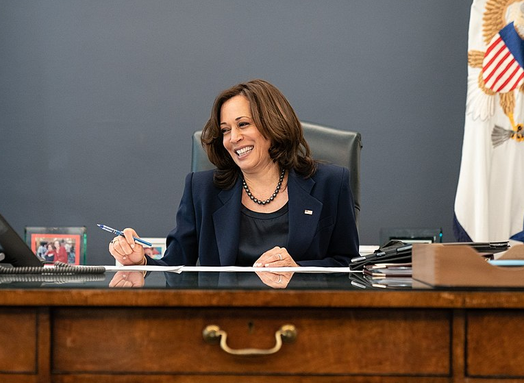 La vicepresidente USA, Kamala Harris, seduta alla scrivania
