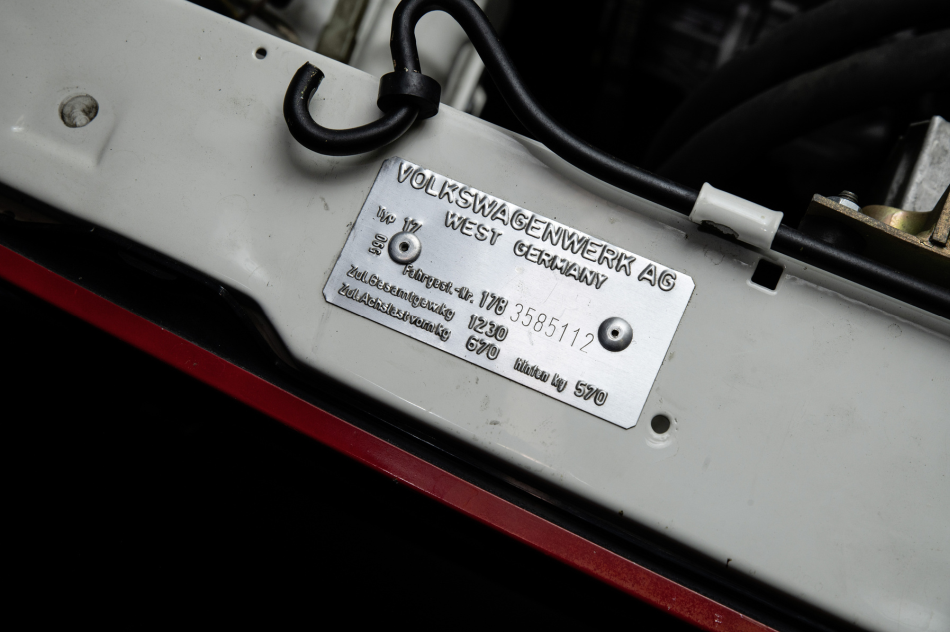 La targhetta identificativa di un automobile prodotta da Volkswagen posizionata nella barra anteriore del cofano motore