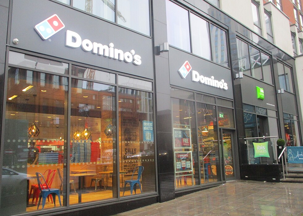 Un negozio della catena Domino's Pizza a Leeds, nel Regno Unito