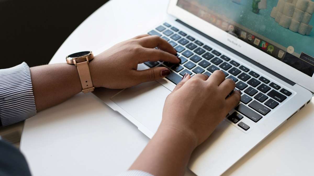 Una persona lavora con il suo Macbook