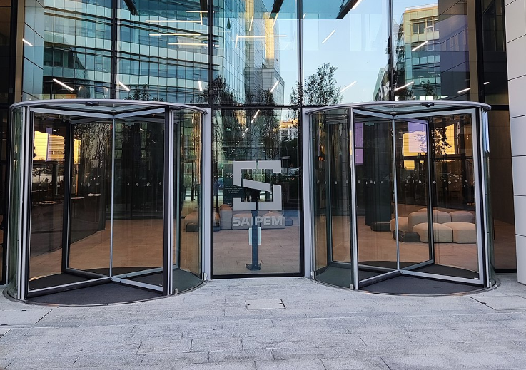 L'ingresso della sede principale di Saipem, a Milano Santa Giulia