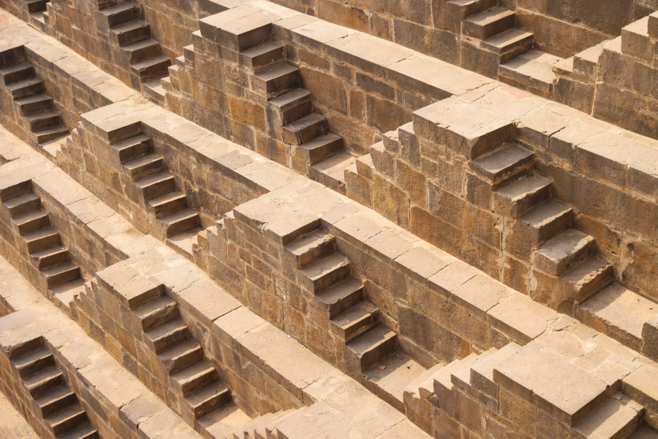 Le scalinate simmetriche del sito archeologico del Chand Baori