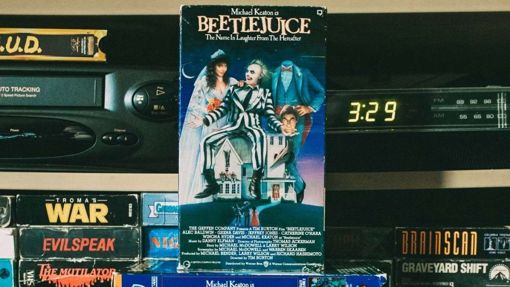 La VHS di Beetlejuice tra altre videocassette e un videoregistratore