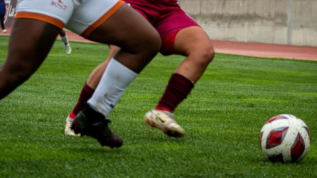Due donne in campo per una partita di calcio