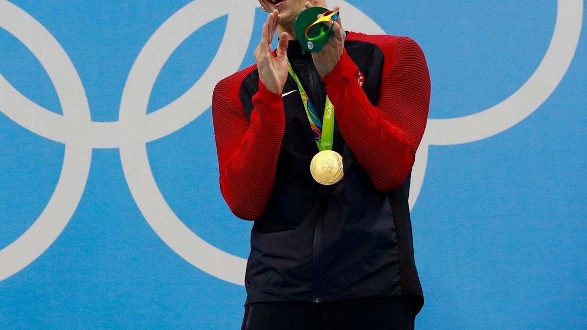Michael Phelps con la medaglia d'oro alle Olimpiadi