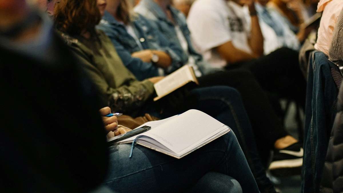 Un gruppo di studentesse e studenti all'università