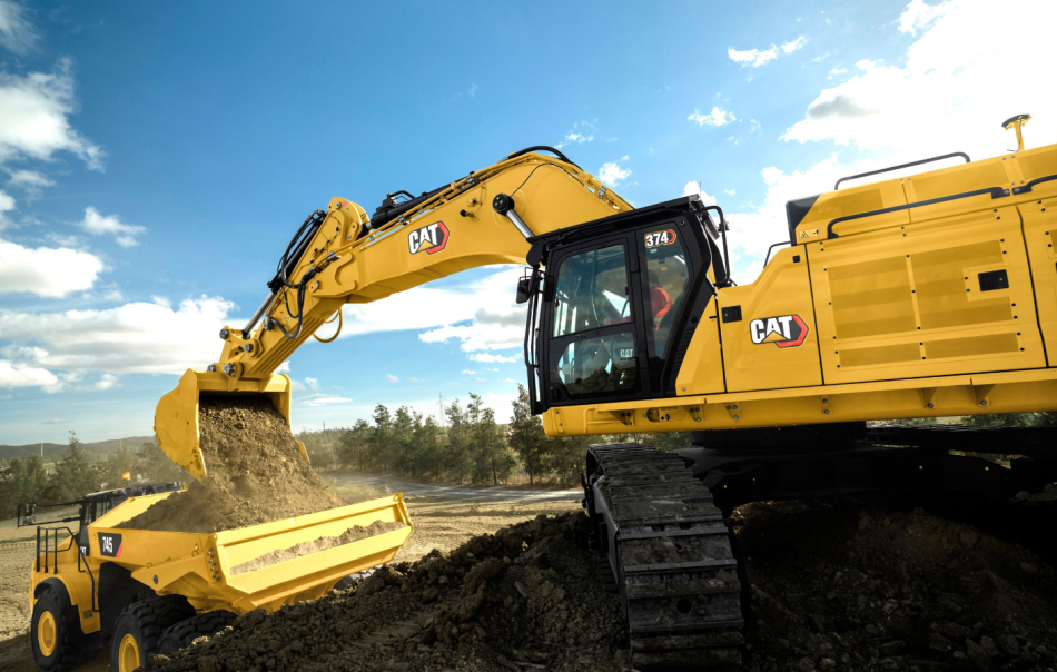 Un escavatore e un camion da trasporto di Caterpillar in azione