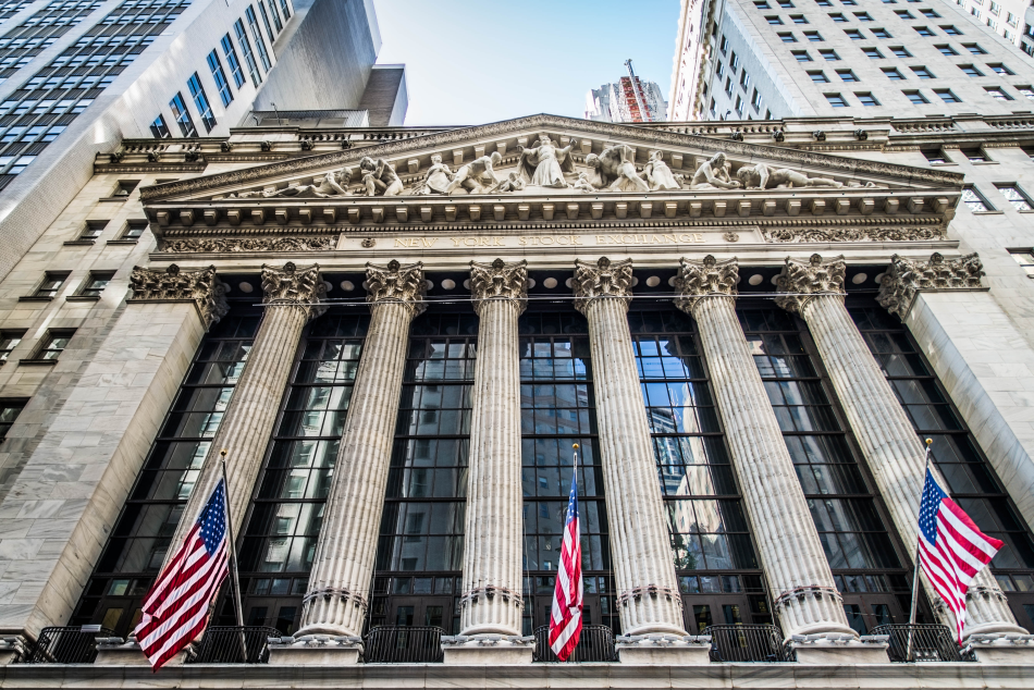 L'ingresso principale della Borsa di Wall Street a New York con le bandiere americane