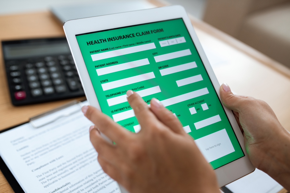 L'immagine mostra un tablet con il form per la richiesta di un risarcimento assicurativo online