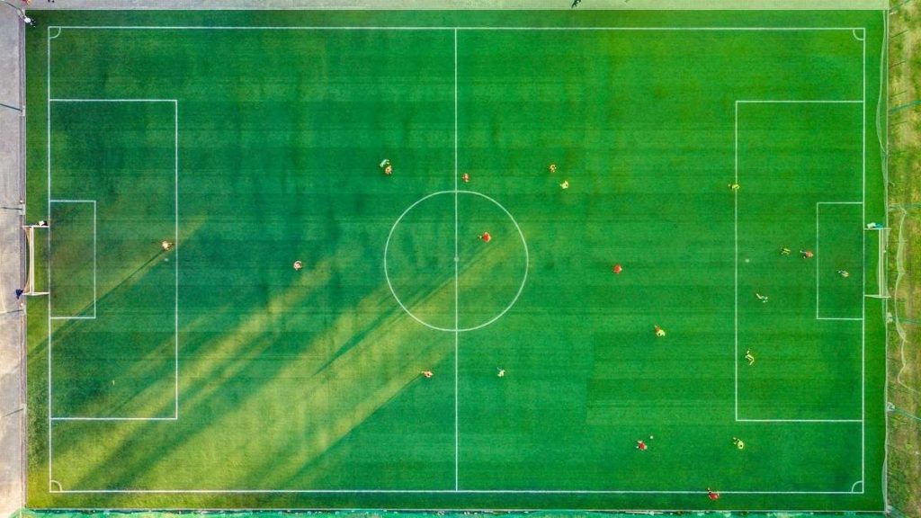 Una persona tiene in mano lo smartphone con l'app del Fantacalcio