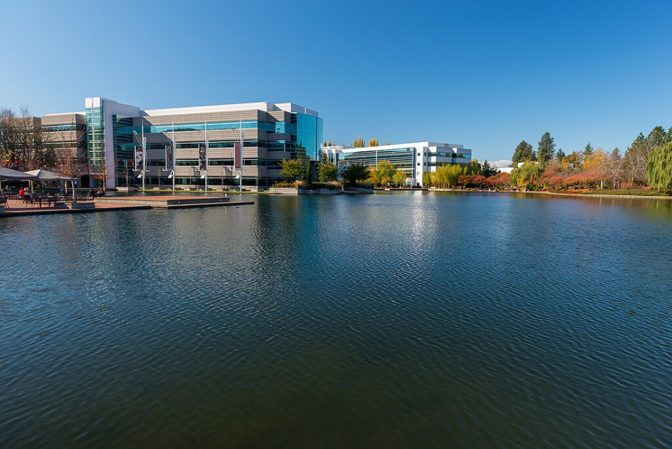 Un'immagine del Nike Campus di Beaverton in Oregon. Sullo sfondo gli uffici con davanti un grande lago