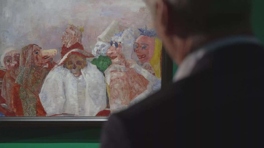 Un visitatore ammira Masques raillant la mort di James Ensor