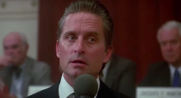 Un'immagine tratta dal film Wall Street, con Michael Douglas