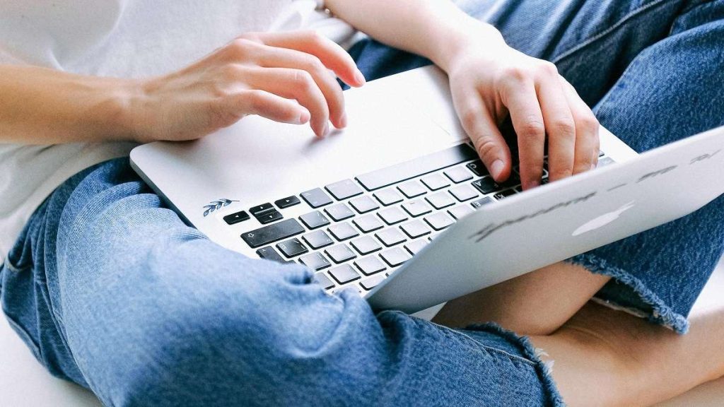 Una donna manda una PEC dal suo laptop