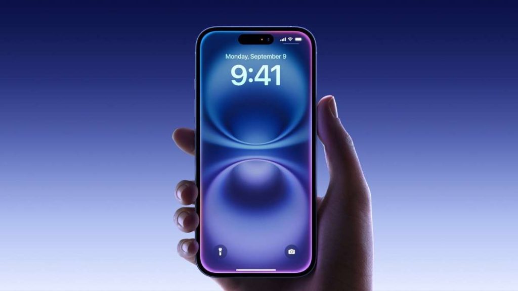 Una consumatrice tiene in mano l'iPhone 16
