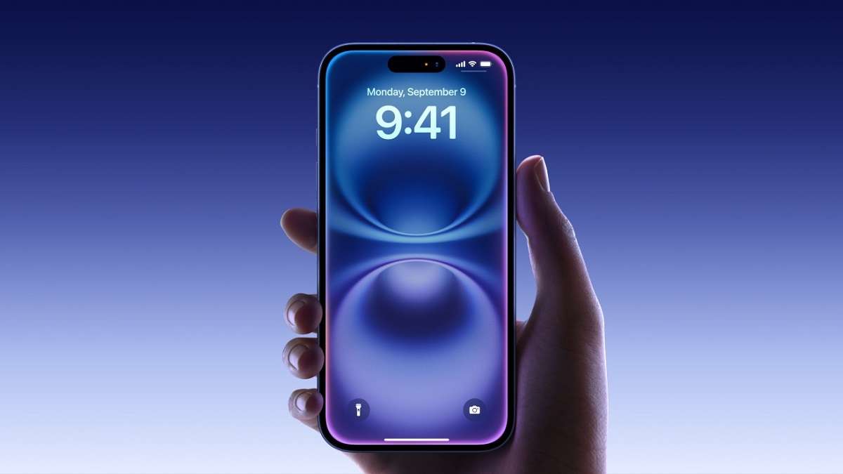 Una consumatrice tiene in mano l'iPhone 16