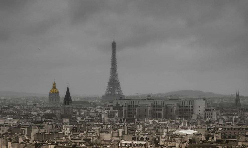 Torre Eiffel avvolta dalle nubi del cielo di Parigi